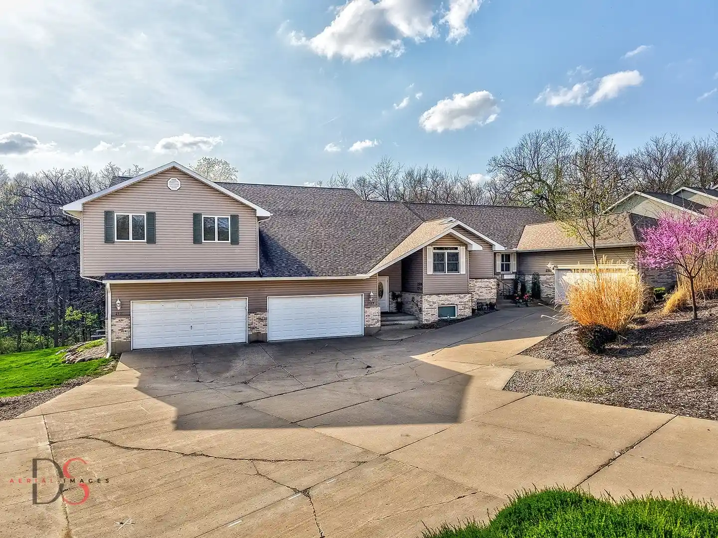 Listing Photo 1 - Condo for sale in 2511 Reynolds Manor Dr located at 2511 Reynolds Manor Dr, Ottawa, IL 61350 - Unit #2511