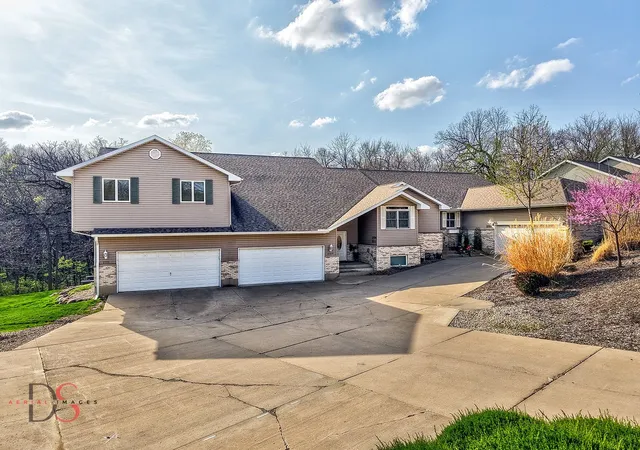 Listing Photo 1 - Condo for sale in building located at 2511 Reynolds Manor Dr, Ottawa, IL 61350 - Unit #2511