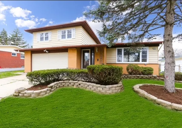 Photo 1 of Single family home for sale at 214 N Pleasant Dr, Glenwood, IL 60425 | MLS# 12621833 | Listing updated on 2026-09-23