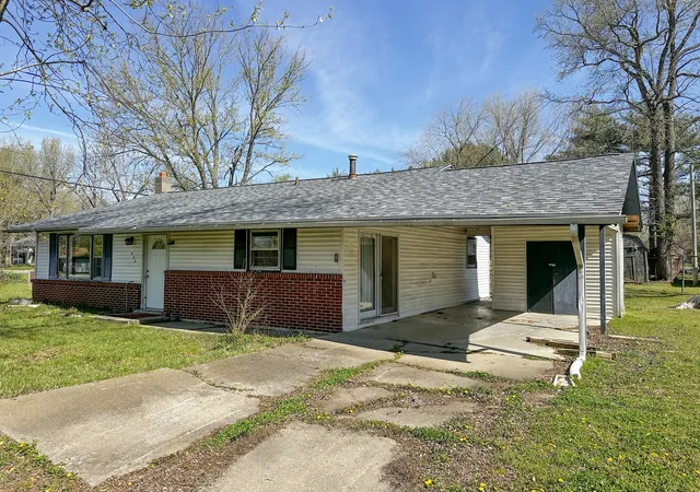 Photo 1 of Single family home for sale at 402 E Logan St, De Soto, IL 62924 | MLS# 12624350 | Listing updated on 2026-09-15