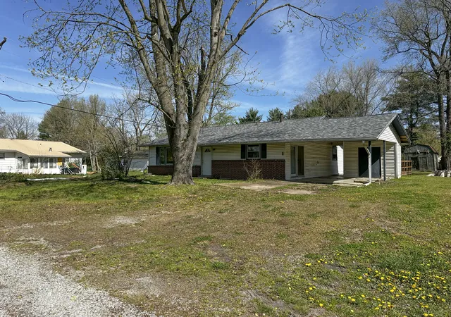 Photo 3 of Single family home for sale at 402 E Logan St, De Soto, IL 62924 | MLS# 12624350 | Listing updated on 2026-09-15