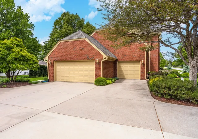 Photo 3 of Single family home for sale at 3301 Wisteria Ln, Bloomington, IL 61704 | MLS# 12631978 | Listing updated on 2026-09-10
