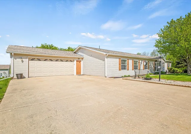 Photo 3 of Sale Pending at 8438 Hickory Tree Dr, Machesney Park, IL 61115 | MLS# 12634871 | Listing updated on 2026-09-14