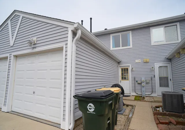 Photo 2 of Townhouse for sale at 375 Meadow Green Ln, Round Lake Beach, IL 60073 | MLS# 12637097 | Listing updated on 2026-09-10