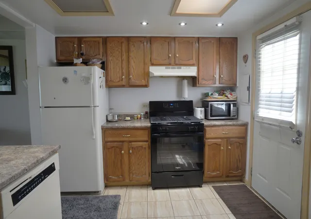 Photo 4 of Townhouse for sale at 375 Meadow Green Ln, Round Lake Beach, IL 60073 | MLS# 12637097 | Listing updated on 2026-09-10