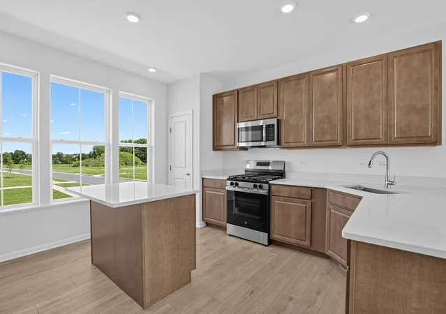 Photo 3 of Townhouse for sale at 190 E Berkshire Dr, Crystal Lake, IL 60014 | MLS# 12638701 | Listing updated on 2026-10-06