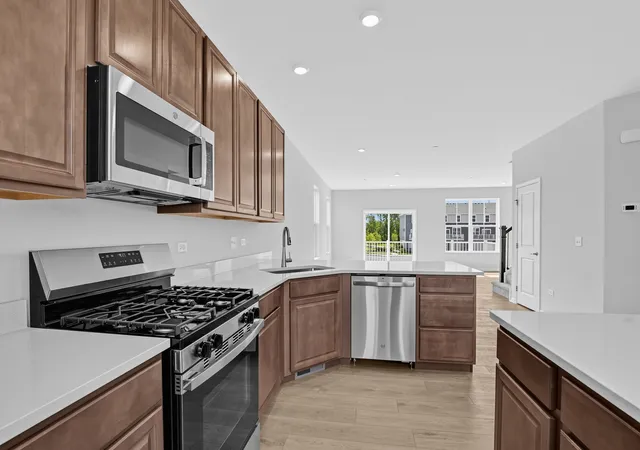 Photo 4 of Townhouse for sale at 190 E Berkshire Dr, Crystal Lake, IL 60014 | MLS# 12638701 | Listing updated on 2026-10-06