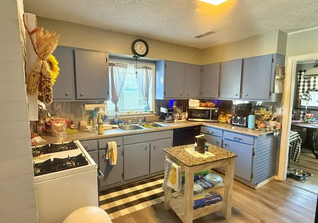 Photo 3 of Single family home for sale at 204 West 18th St, Metropolis, IL 62960 | MLS# 12639095 | Listing updated on 2026-10-05