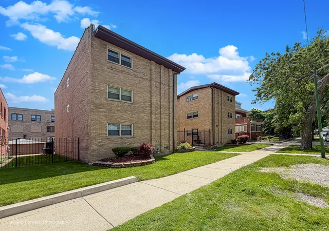 Photo 4 of Sale Pending at 6945 S Chappel Ave #3A, Chicago, IL 60649 | MLS# 12655258 | Listing updated on 2026-10-04