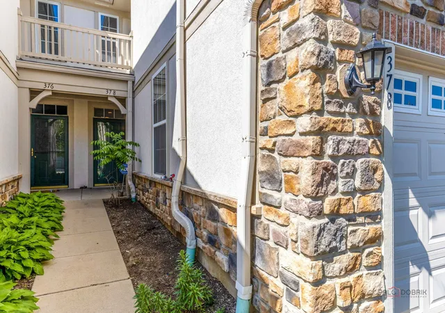 Photo 3 of Townhouse for sale at 378 Bay Tree Cir, Vernon Hills, IL 60061 | MLS# 12658510 | Listing updated on 2026-09-25