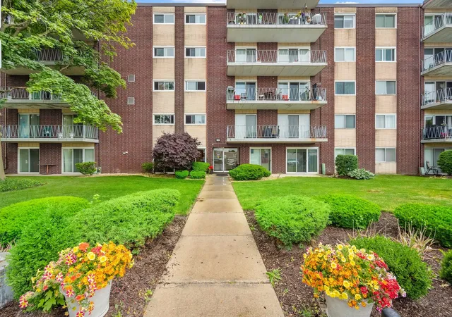 Condo for sale at 2900 Maple Ave #4A, Downers Grove, IL 60515 | MLS# 12662783