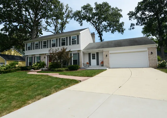 Photo 2 of Single family home for sale at 1235 Pin Oak Ct, Wheaton, IL 60189 | MLS# 12665091 | Listing updated on 2026-09-30