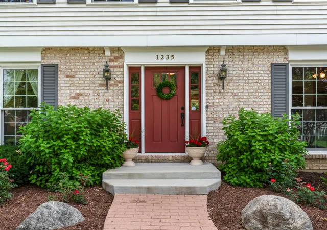 Photo 3 of Single family home for sale at 1235 Pin Oak Ct, Wheaton, IL 60189 | MLS# 12665091 | Listing updated on 2026-09-30