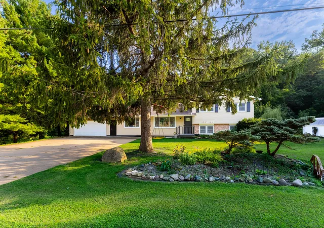 Photo 2 of Single family home for sale at 6655 Crow Crk Rd, Bettendorf, IA 52722 | MLS# 12665741 | Listing updated on 2026-10-22