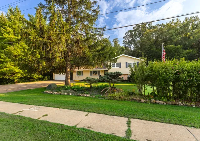 Photo 3 of Single family home for sale at 6655 Crow Crk Rd, Bettendorf, IA 52722 | MLS# 12665741 | Listing updated on 2026-10-22