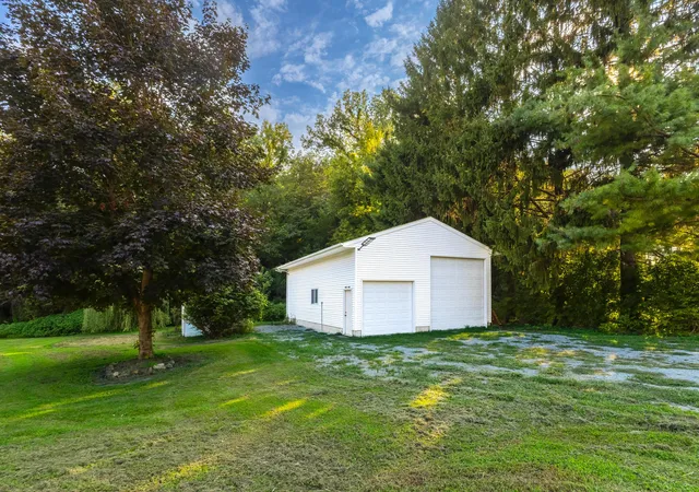 Photo 4 of Single family home for sale at 6655 Crow Crk Rd, Bettendorf, IA 52722 | MLS# 12665741 | Listing updated on 2026-10-22