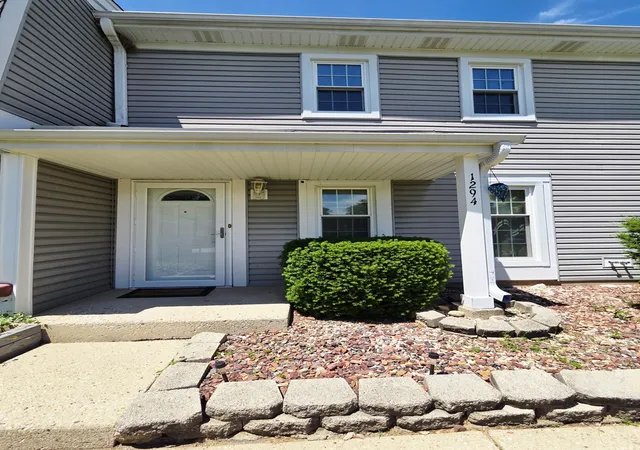 Photo 2 of Townhouse for sale at 1294 Downing St, Roselle, IL 60172 | MLS# 12670168 | Listing updated on 2026-09-14