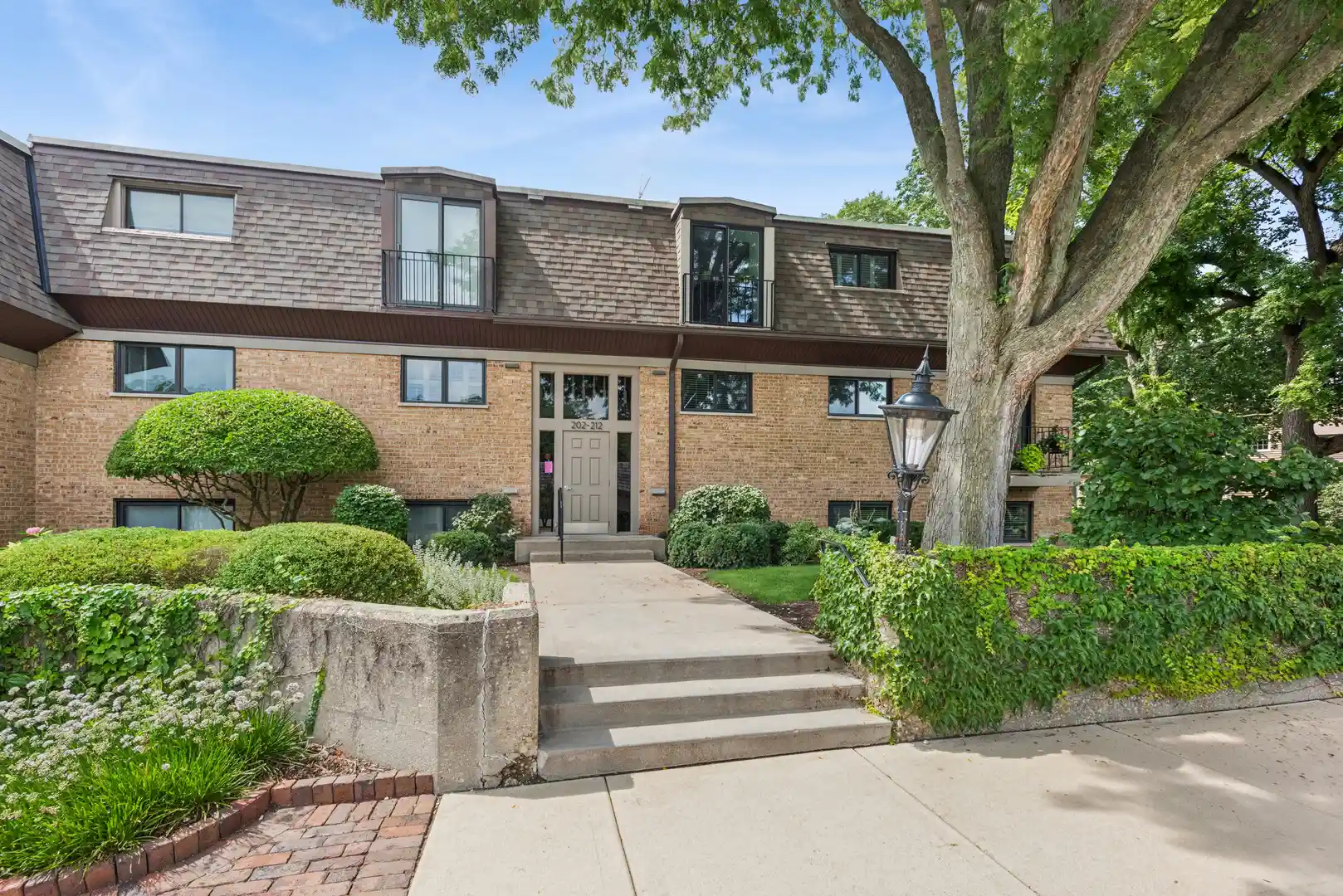 Listing Photo 2 - Condo for sale in 202 Kenston Ct located at 202 Kenston Ct, Geneva, IL 60134 - Unit #202