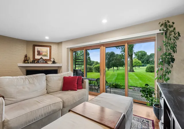 Listing Photo 4 - Condo for sale in building located at 202 Kenston Ct, Geneva, IL 60134 - Unit #202