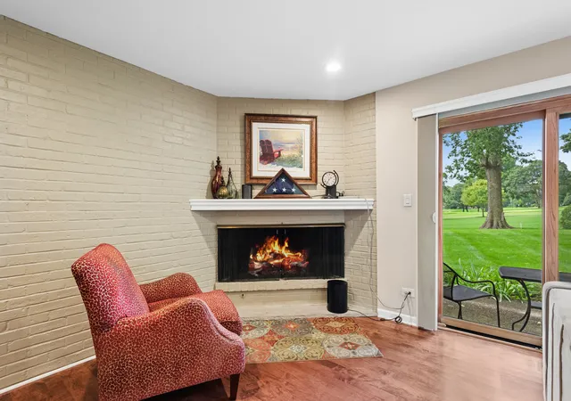 Listing Photo 5 - Condo for sale in building located at 202 Kenston Ct, Geneva, IL 60134 - Unit #202
