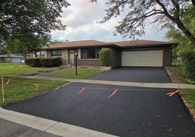 Photo 2 of Single family home for sale at 668 Lee Dr, Crystal Lake, IL 60014 | MLS# 12682907 | Listing updated on 2026-09-12