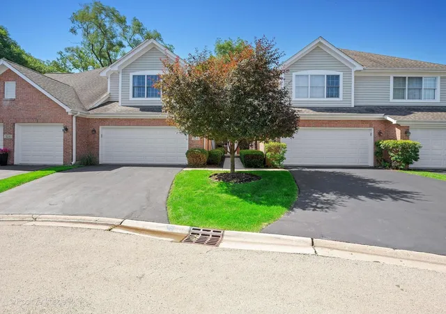 Photo 3 of Townhouse for sale at 324 Turnberry Ln, Glen Ellyn, IL 60137 | MLS# 12683271 | Listing updated on 2026-09-11