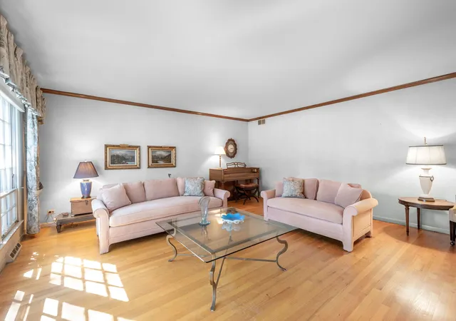Photo 4 of Single family home for sale at 2724 Old Glenview Rd, Wilmette, IL 60091 | MLS# 12687642 | Listing updated on 2026-09-28