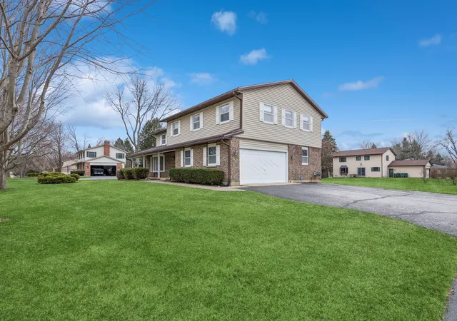 Photo 3 of Single family home for sale at 5017 Kenneth Dr, Crystal Lake, IL 60014 | MLS# 12693527 | Listing updated on 2026-10-05