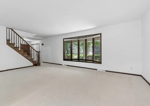 Photo 4 of Single family home for sale at 5017 Kenneth Dr, Crystal Lake, IL 60014 | MLS# 12693527 | Listing updated on 2026-10-05