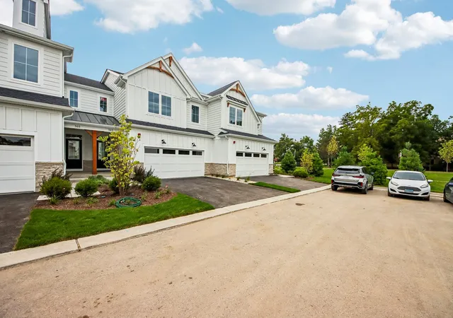 Photo 3 of Townhouse for sale at 303 Avondale Ln, Lincolnshire, IL 60069 | MLS# 12697112 | Listing updated on 2026-09-28