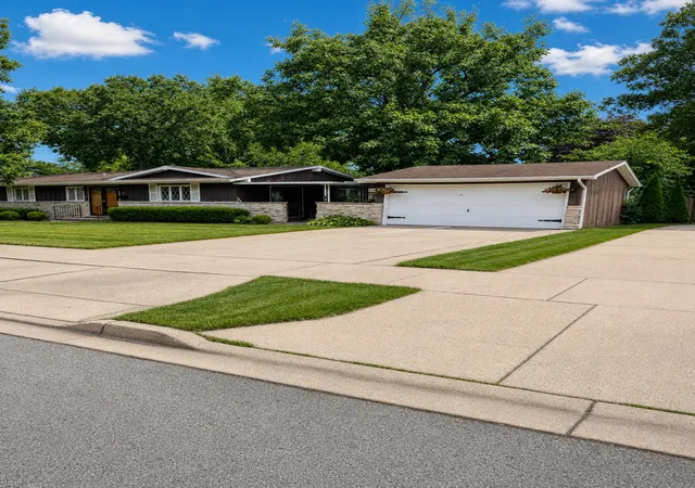 Photo 3 of Single family home for sale at 2805 Wall Ave, Waukegan, IL 60087 | MLS# 12699491 | Listing updated on 2026-09-21