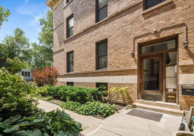 Photo 2 of Sale Pending at 846 W Newport Ave #1S, Chicago, IL 60657 | MLS# 12701395 | Listing updated on 2026-09-10