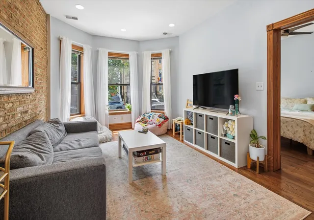 Photo 3 of Sale Pending at 846 W Newport Ave #1S, Chicago, IL 60657 | MLS# 12701395 | Listing updated on 2026-09-10