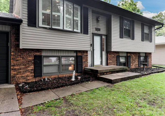 Photo 2 of Single family home for sale at 103 N Bayberry Ct, Bloomington, IL 61704 | MLS# 12702308 | Listing updated on 2026-09-11