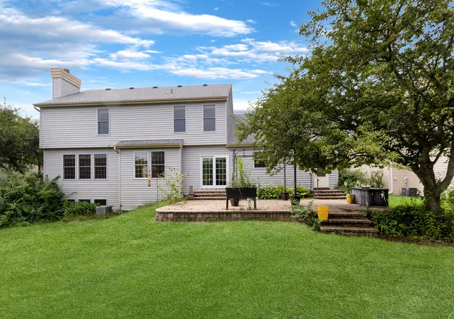 Photo 3 of Single family home for sale at 1832 E Vista Ter, Lindenhurst, IL 60046 | MLS# 12702559 | Listing updated on 2026-10-01