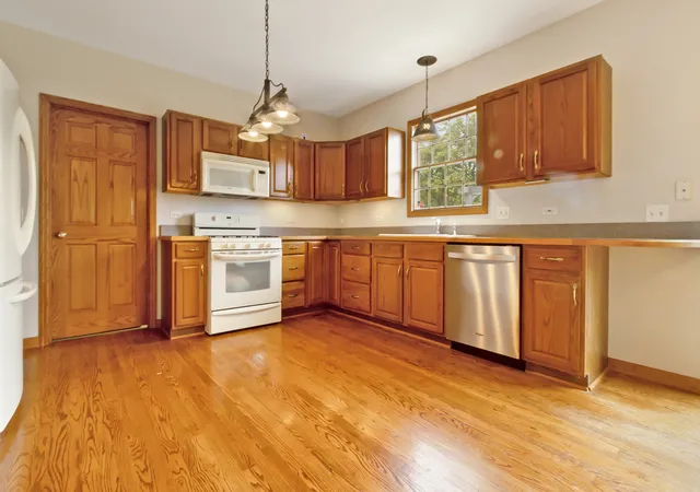 Photo 4 of Single family home for sale at 1832 E Vista Ter, Lindenhurst, IL 60046 | MLS# 12702559 | Listing updated on 2026-10-01