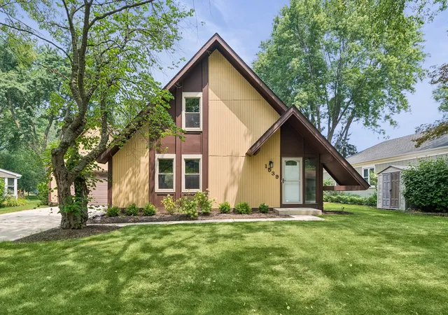 Photo 1 of Single family home for sale at 1539 Foxhill Rd, Naperville, IL 60563 | MLS# 12702807 | Listing updated on 2026-09-26
