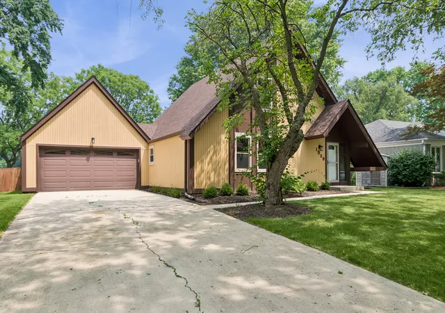 Photo 2 of Single family home for sale at 1539 Foxhill Rd, Naperville, IL 60563 | MLS# 12702807 | Listing updated on 2026-09-26