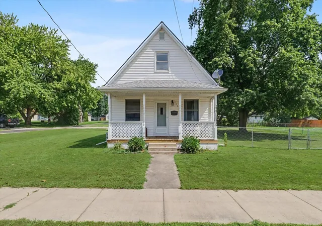 Photo 1 of Single family home for sale at 708 W Water St, Farmer City, IL 61842 | MLS# 12704253 | Listing updated on 2026-10-20