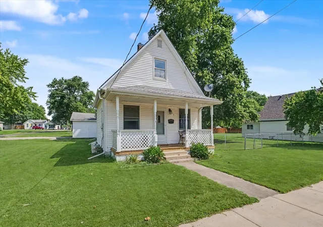 Photo 3 of Single family home for sale at 708 W Water St, Farmer City, IL 61842 | MLS# 12704253 | Listing updated on 2026-10-20