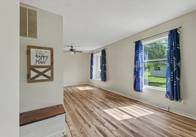 Photo 4 of Single family home for sale at 708 W Water St, Farmer City, IL 61842 | MLS# 12704253 | Listing updated on 2026-10-20