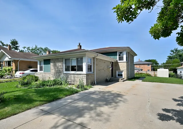 Photo 1 of Single family home for sale at 1032 Daniel Dr, Bensenville, IL 60106 | MLS# 12706132 | Listing updated on 2026-09-23