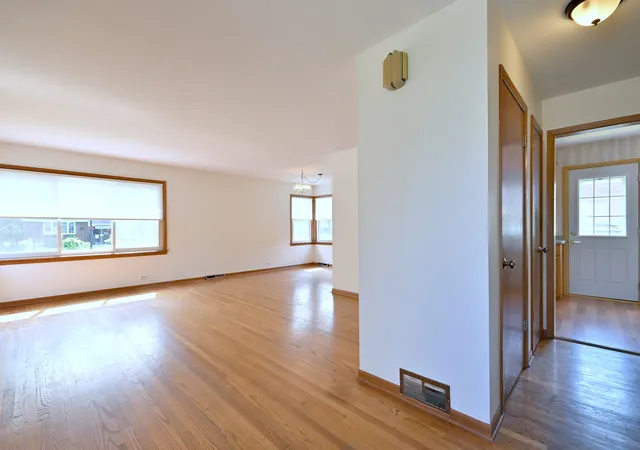 Photo 3 of Single family home for sale at 1032 Daniel Dr, Bensenville, IL 60106 | MLS# 12706132 | Listing updated on 2026-09-23
