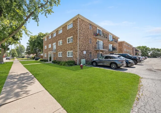 Photo 3 of Condo for sale at 5834 W 77th Street #104, Burbank, IL 60459 | MLS# 12706816 | Listing updated on 2026-09-24
