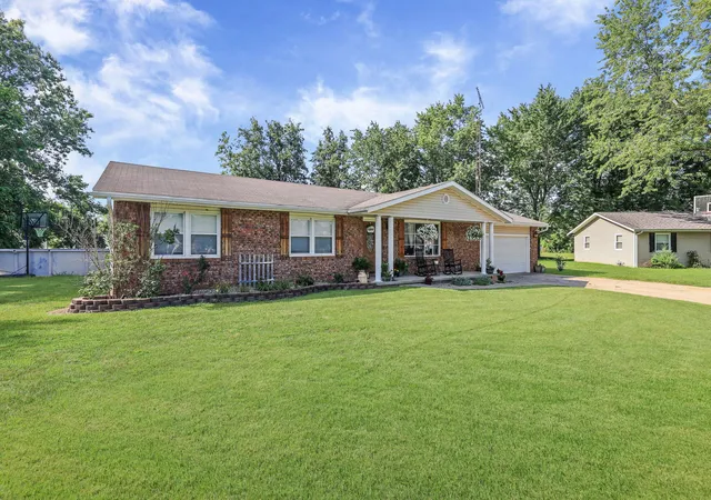 Photo 3 of Single family home for sale at 380 Northwood, Salem, IL 62881 | MLS# 12707114 | Listing updated on 2026-10-10