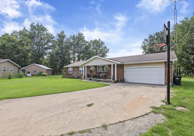 Photo 3 of Single family home for sale at 380 Northwood, Salem, IL 62881 | MLS# 12707114 | Listing updated on 2026-10-10