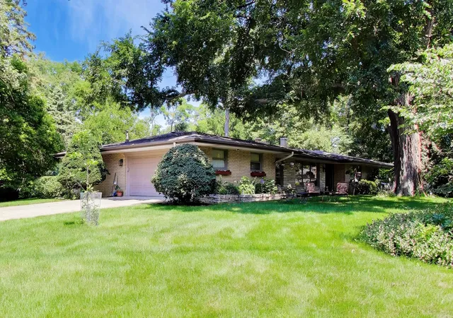 Photo 3 of Sale Pending at 6370 Pontiac Dr, Indian Head Park, IL 60525 | MLS# 12707418 | Listing updated on 2026-09-14