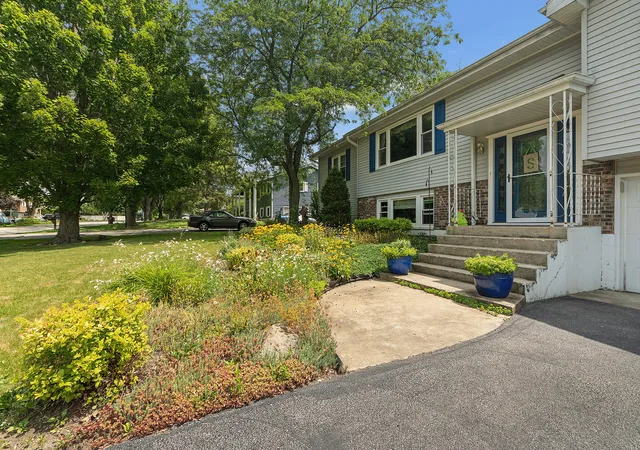 Photo 3 of Single family home for sale at 920 Regent St, New Lenox, IL 60451 | MLS# 12708381 | Listing updated on 2026-09-28