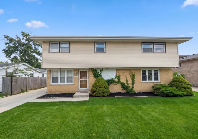 Photo 1 of Single family home for sale at 5711 W 87th Place, Oak Lawn, IL 60453 | MLS# 12709030 | Listing updated on 2026-09-11