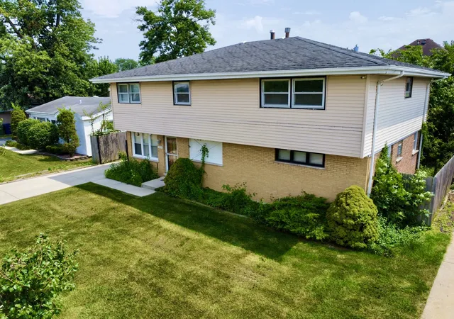 Photo 3 of Single family home for sale at 5711 W 87th Place, Oak Lawn, IL 60453 | MLS# 12709030 | Listing updated on 2026-09-11